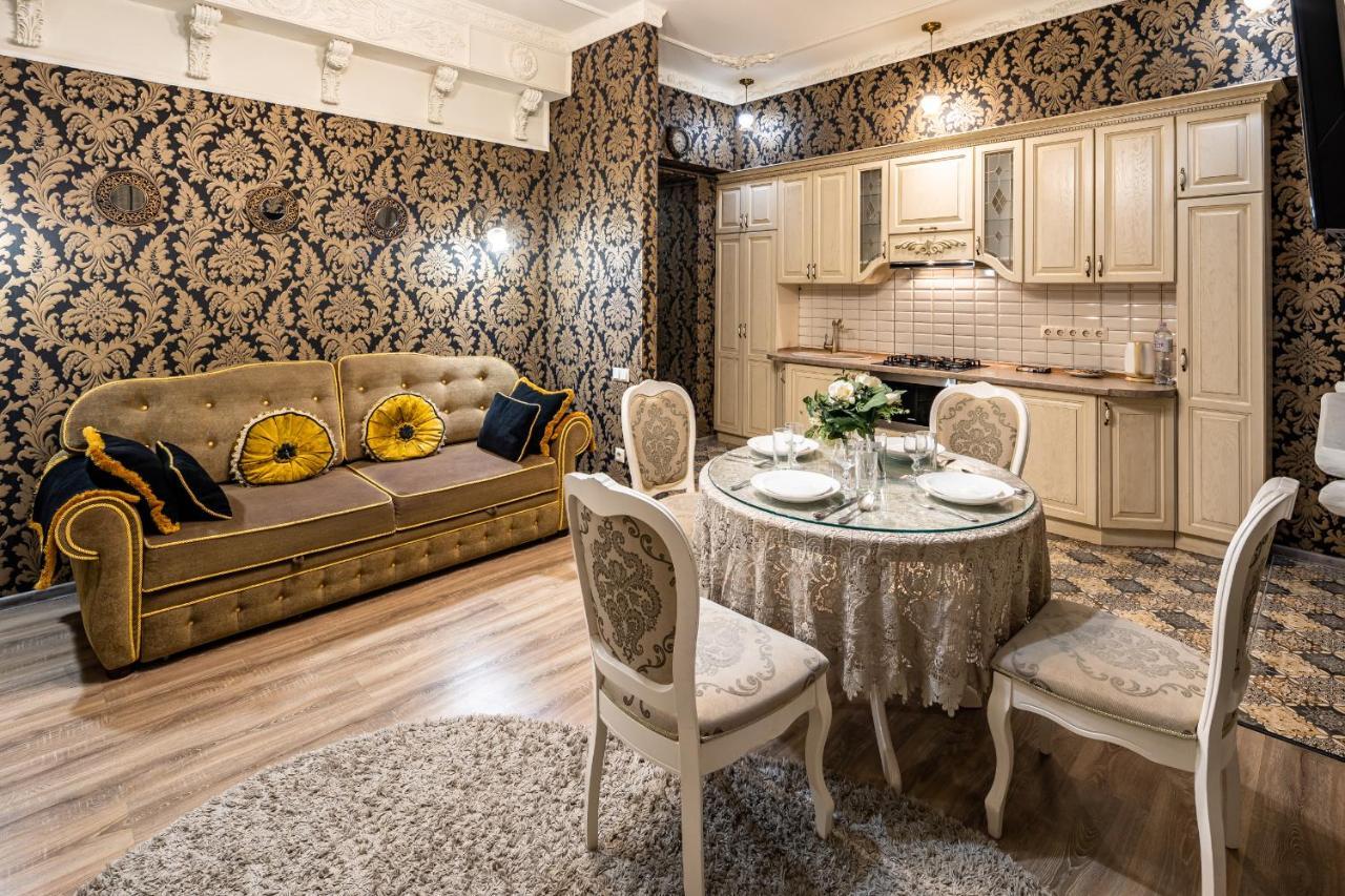 Classic Royal Central Apartment. Balcony And A/C Lviv Exterior photo