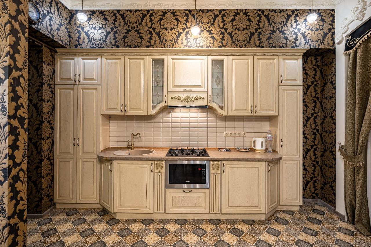 Classic Royal Central Apartment. Balcony And A/C Lviv Exterior photo